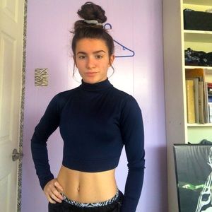 Stretchy turtleneck crop